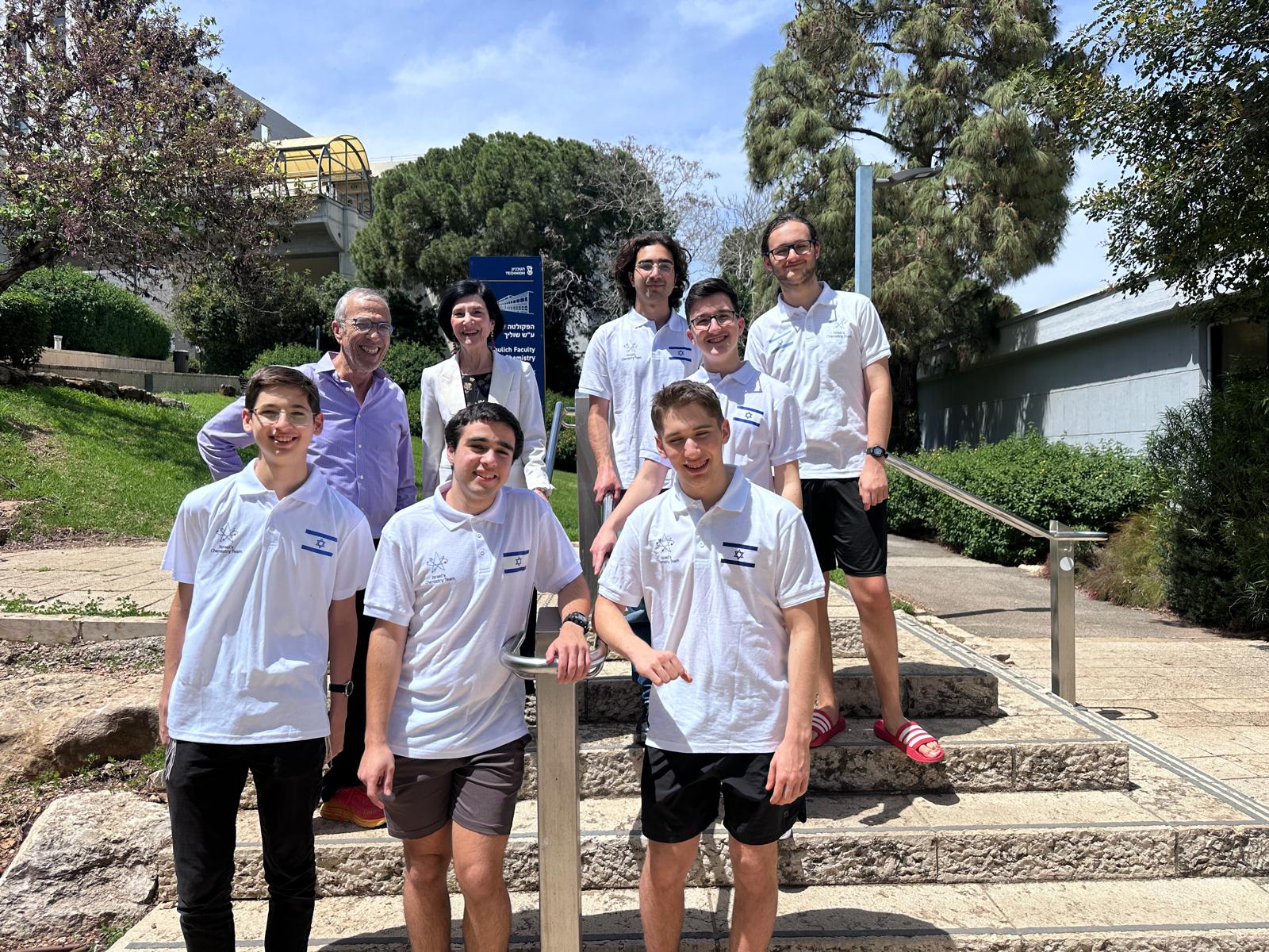 תלמידי המשלחת עם דיקנית הפקולטה ופרופ גרוס
